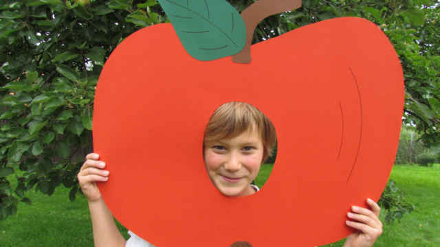 Junge mit gebasteltem Apfel