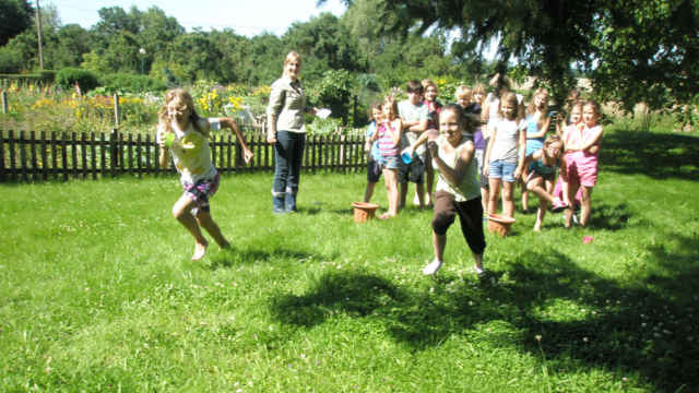 Kinder laufen auf der Wiese