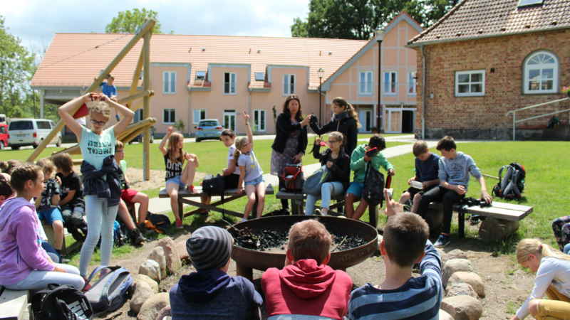 Kinder an der Feuerstelle