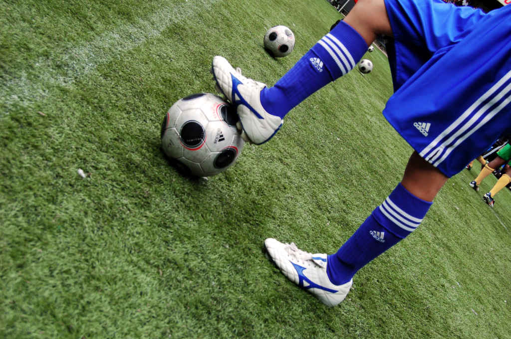 Junge mit Fußball